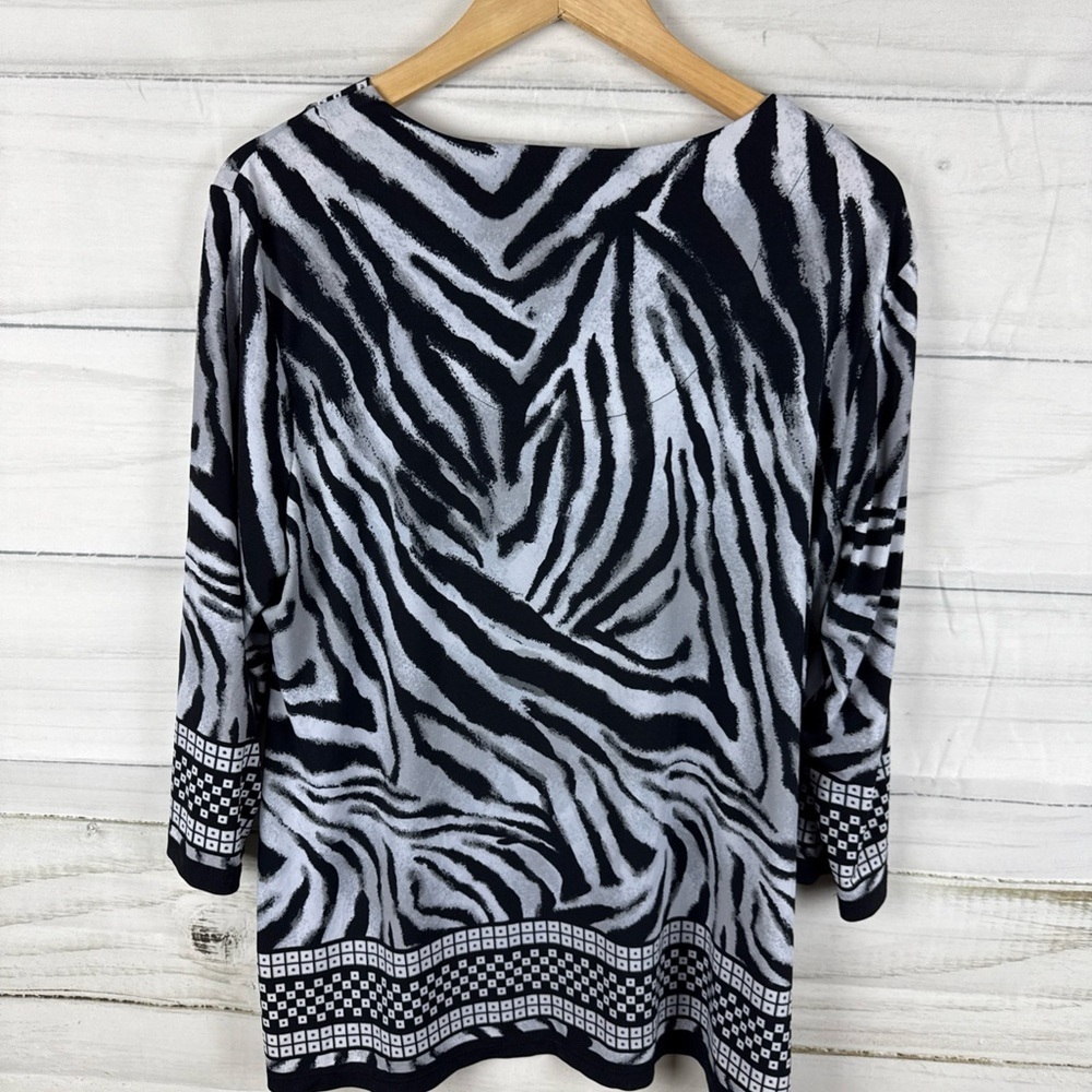 JM Collection Black and White Graphic 3/4 Sleeve Blouse - Picture 5 of 5
